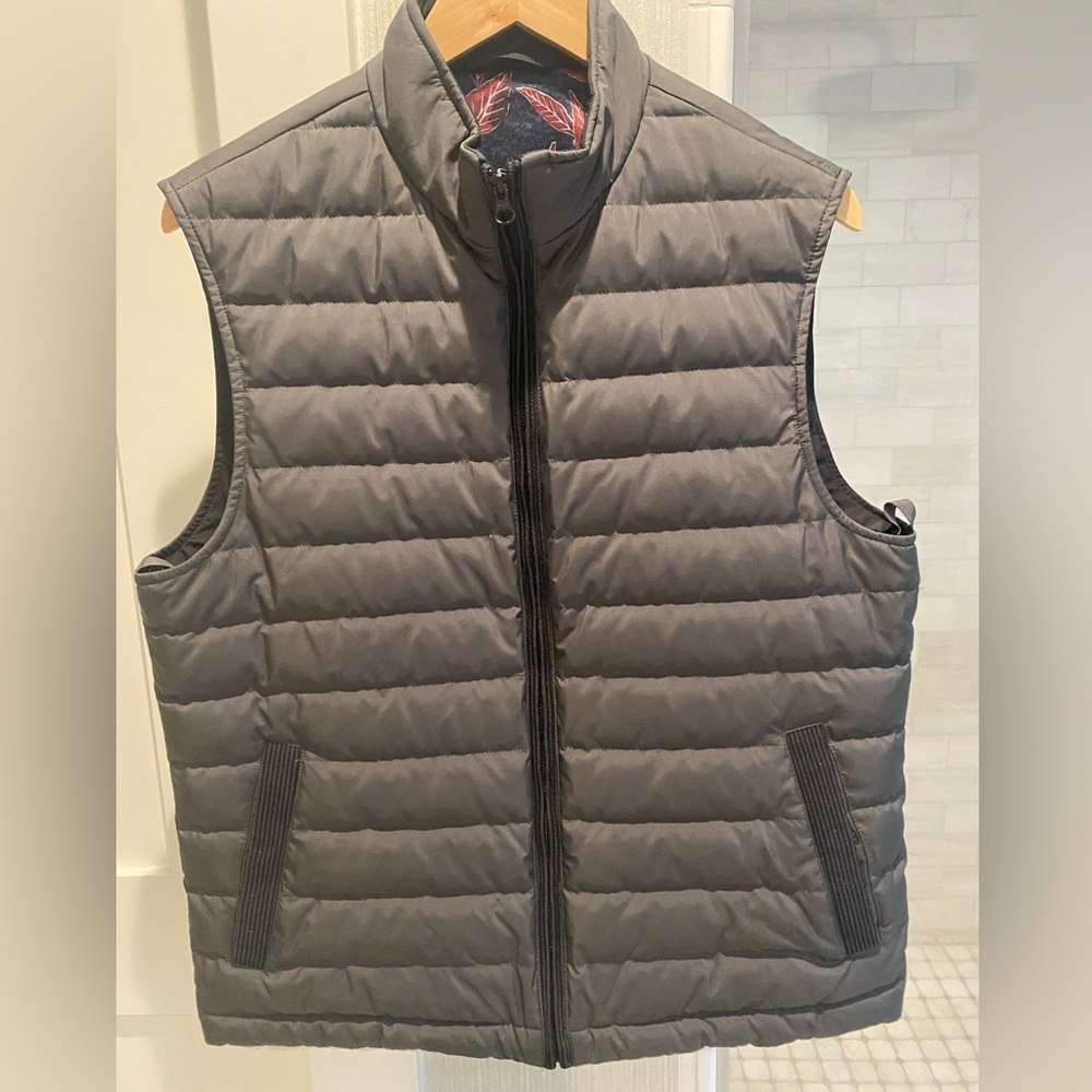 Ted Baker mends vest size 4. So gorgeous and well made. Beautifully lined.
